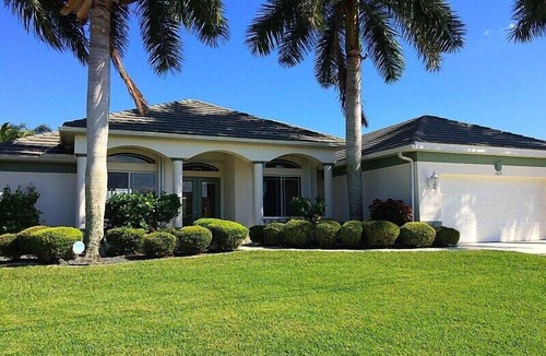 Pelican House | Central 1001 Waterfront 3BR heated Pool & Spa home w/Kayaks and Bicycles, Boat Dock