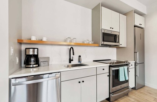 Central Business District Apartment | Central 1BR Apartment in CBD w/Balcony
