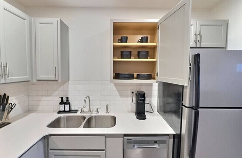 Birmingham Apartment | Central Bham Retreat w/Private Balcony + Parking