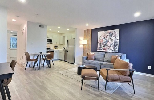 Birmingham Apartment | Central Bham Retreat w/Private Balcony + Parking