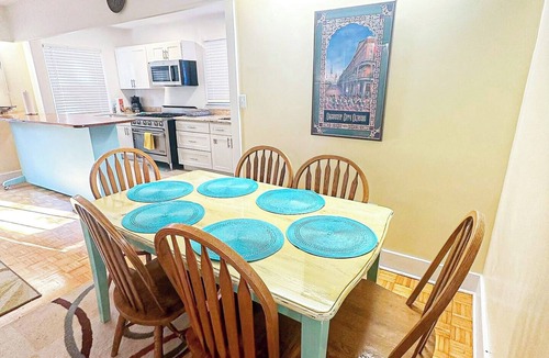 Long Beach House | Central Location Beach Access BBQ Patio Cottage