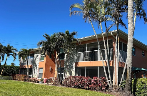 Central Naples Condo | Central Naples Condo (1 E) Close to beach.