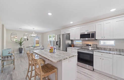 Ono Island House | Centrally located cozy home~Private backyard~Well stocked~Mins to AL&FL Beaches