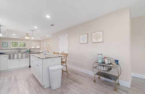 Ono Island House | Centrally located cozy home~Private backyard~Well stocked~Mins to AL&FL Beaches