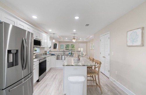 Ono Island House | Centrally located cozy home~Private backyard~Well stocked~Mins to AL&FL Beaches