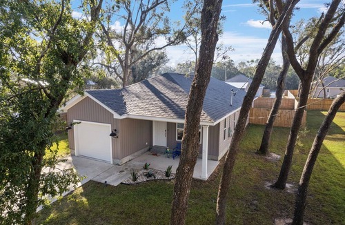Ono Island House | Centrally located cozy home~Private backyard~Well stocked~Mins to AL&FL Beaches