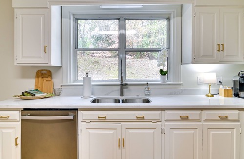 Oxford House | Centrally Located Home ~ Steps to Oxford Square!