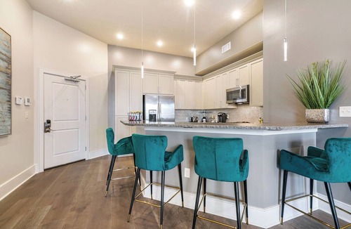 Arts/Warehouse District Apartment | 💜CHARACTER GALORE A TASTE OF NOLA NOT FOUND IN A HOTEL! 2 Balconies King Beds+Sleeper Sofa💜