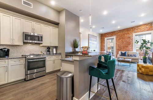 Arts/Warehouse District Apartment | 💜CHARACTER GALORE A TASTE OF NOLA NOT FOUND IN A HOTEL! 2 Balconies King Beds+Sleeper Sofa💜