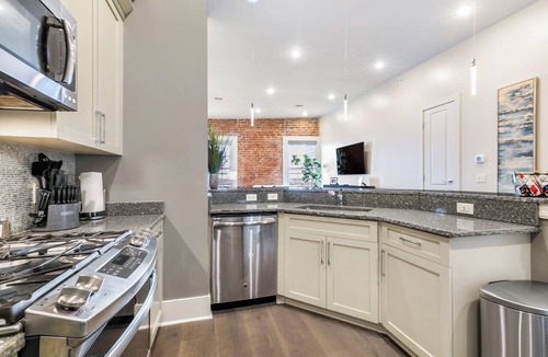 Arts/Warehouse District Apartment | 💜CHARACTER GALORE A TASTE OF NOLA NOT FOUND IN A HOTEL! 2 Balconies King Beds+Sleeper Sofa💜