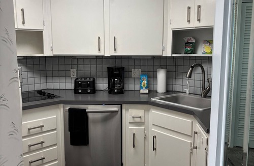 Galt Mile Apartment | Charming 1-bedroom apartment with AC in Fort Lauderdale at Ocean Manor