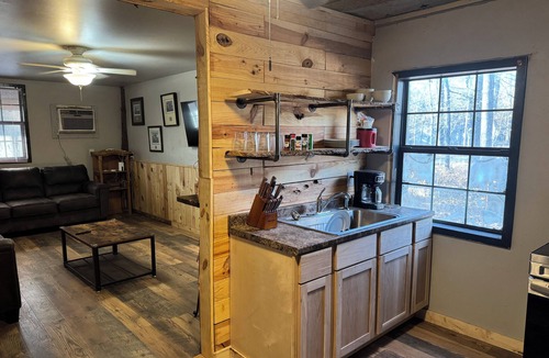 De Valls Bluff Cabin | Charming 1 bedroom cabin in De Valls Bluff, AR. Fully furnished cabin with WiFi