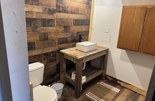 De Valls Bluff Cabin | Charming 1 bedroom cabin in De Valls Bluff, AR. Fully furnished cabin with WiFi