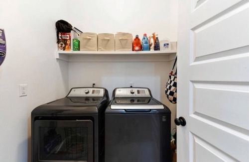 Arabi House | Charming 1-bedroom home in pleasant Arabi with WiFi, AC, and Washer and Dryer.