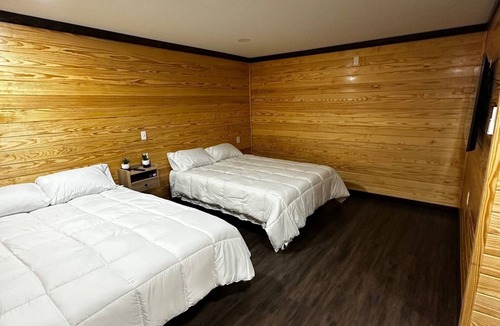 Timpson Hotel | Charming 1-bedroom hotel with WiFi and AC in peaceful Timpson