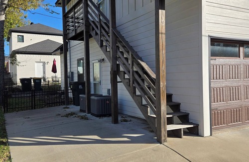 Pettaway Apartment | Charming 1-bedroom apartment in SOMA.2 blocks from Main St 2 blocks from ARMFA