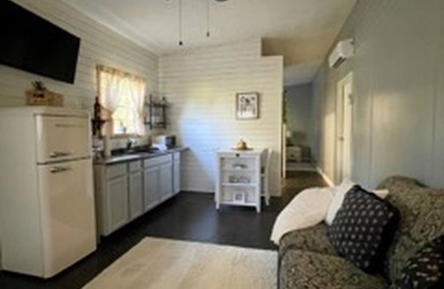 New Albany House | Charming 1BR Pet-Friendly Cottage - Peaceful Stay Near Downtown New Albany