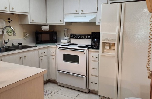 Royal Harbor Condo | Charming 2/2 condo/dock on canal to bay/gulf located near theHeart of Naples