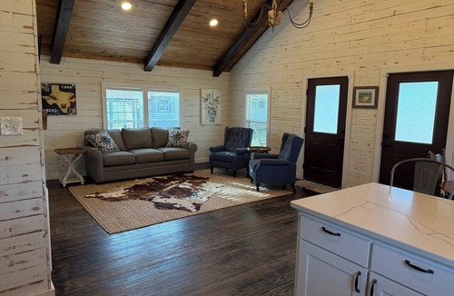 Sulphur Springs House | Charming 2-bedroom farmhouse in awesome Sulphur Springs, Texas