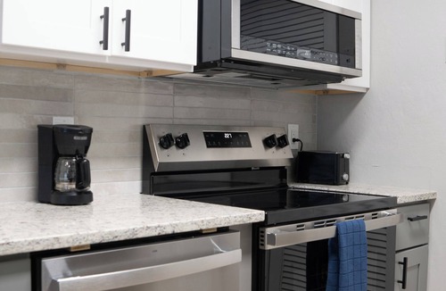 San Carlos Park House | Charming 2-bedroom bungalow minutes to RSW, FGCU and Miramar Outlets