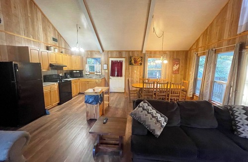 Zwolle Cabin | Charming 2-Bedroom Cabin with Full Kitchen, Vaulted Ceiling & Lake Views