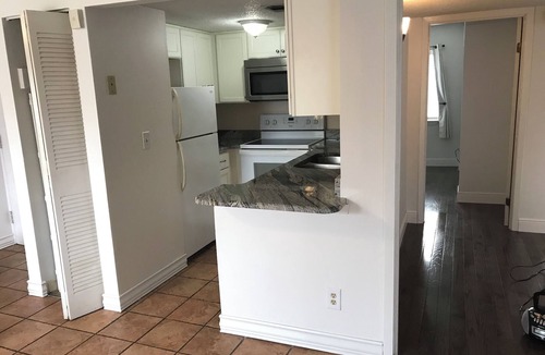 Shalimar Condo | Charming 2-bedroom condo w/AC Shalimar's best kept secret - Walk to sunset