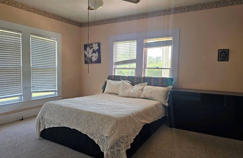 Hull House | Charming 2-bedroom farmhouse in Saratoga with WiFi and AC on 5-acre gated lot