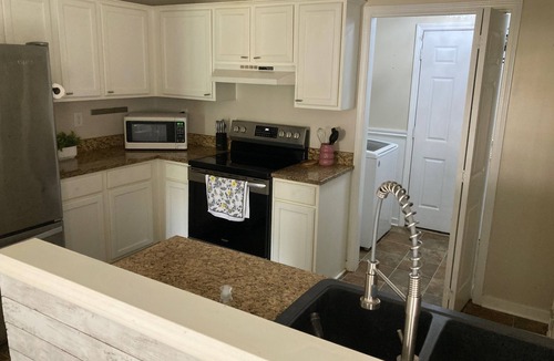 Flowood House | Charming 2-bedroom house in Flowood, Pet Friendly w/Fenced Backyard and Sunroom