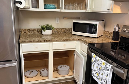 Flowood House | Charming 2-bedroom house in Flowood, Pet Friendly w/Fenced Backyard and Sunroom