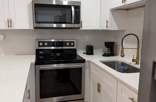 Pinecrest West Park House | Charming 2BR/2BA Getaway – Feels Like Home