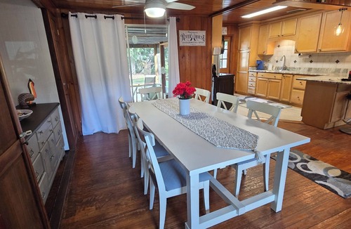 Chassahowitzka House | Charming 3/2 house with AC in Homosassa, Chaz. Across from the Chaz river.