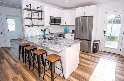 Palmetto House | Charming 3-bedroom Aqua Retreat with Patio and Fire Pit in Historic Palmetto.
