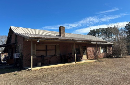 Chapman House | Charming 3-bedroom house in beautiful Georgiana with AC on 18 acres with pond
