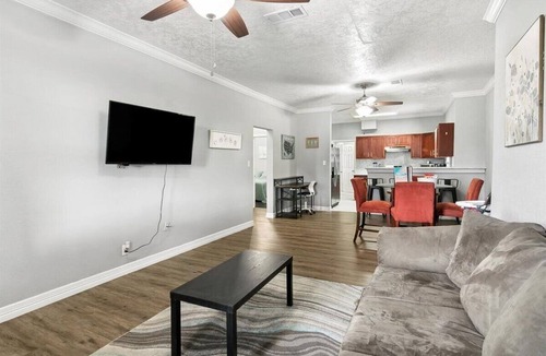 Groves House | Charming 3-Bedroom Home in Groves