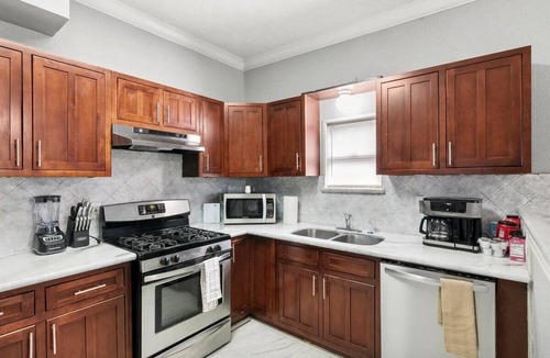 Groves House | Charming 3-Bedroom Home in Groves