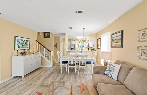Hollywood Beach House | Charming 3bd/3ba HOUSE Across the Street from the Beach w/Gulf VIEWS!