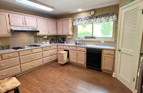 Crane Hill House | Charming 4-bedroom house in the heart of Smith Lake in Crane Hill