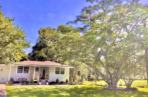 Raceland House | Charming bayou-side cottage perfect for a Cajun Country retreat
