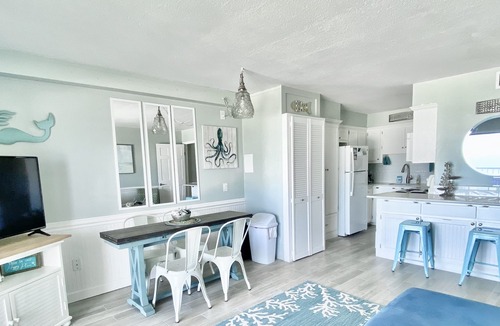 Panama City Beach Condo | ☀️Charming BEACHFRONT on the 6th floor. Sleeps 6. Includes beach chairs!☀️ #628