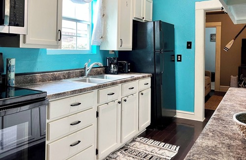 Gulfport Cottage | Charming Beachside Property Welcomes Pet-Loving Family-Just 7 Blocks Beach!