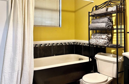 Gulfport Cottage | Charming Beachside Property Welcomes Pet-Loving Family-Just 7 Blocks Beach!