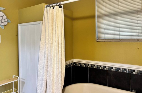 Gulfport Cottage | Charming Beachside Property Welcomes Pet-Loving Family-Just 7 Blocks Beach!