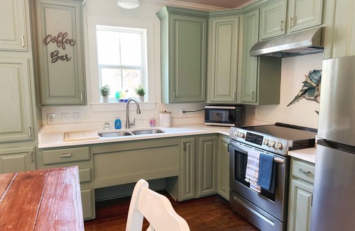 Ocean Springs Cottage | Charming Coastal 2-bedroom Cottage with WiFi, AC in Downtown Ocean Springs