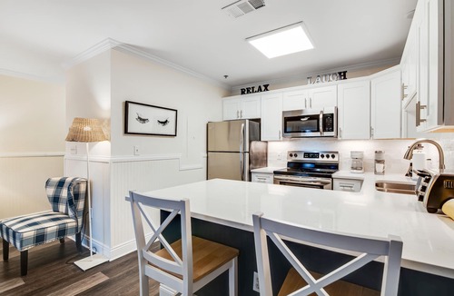 Gulf Place Condo | Charming condo near the beach, with community pools and hot tub