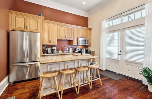 Lower Garden District Apartment | Charming Condo w Patio off Magazine St 2br|1ba