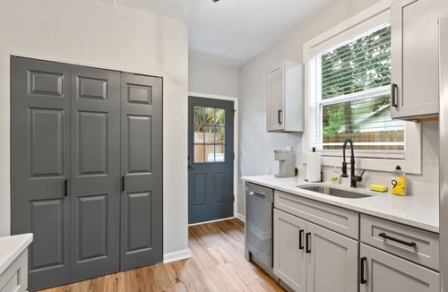 Pensacola House | Charming Cottage * 2 Miles to NAS * Remodeled * 2 Queen Beds * Fenced Yard
