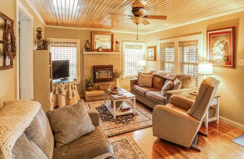 Oxford House | Charming Country Home w/Yard - 14 Mi to Ole Miss!
