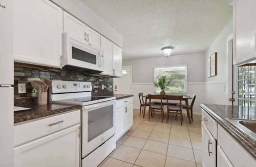 Dade City House | Charming Dade City Home with Fire Pit & Garden