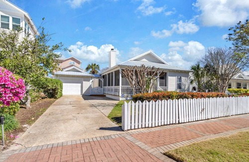 Crystal Shores House | Charming Destin Home | Yard, Pool & Beach Access