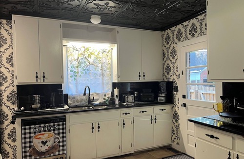 Andalusia House | Charming Escape 4br-2ba – Sleeps 10, King, 2 Queens, 2 Twin Bunks, 2 levels